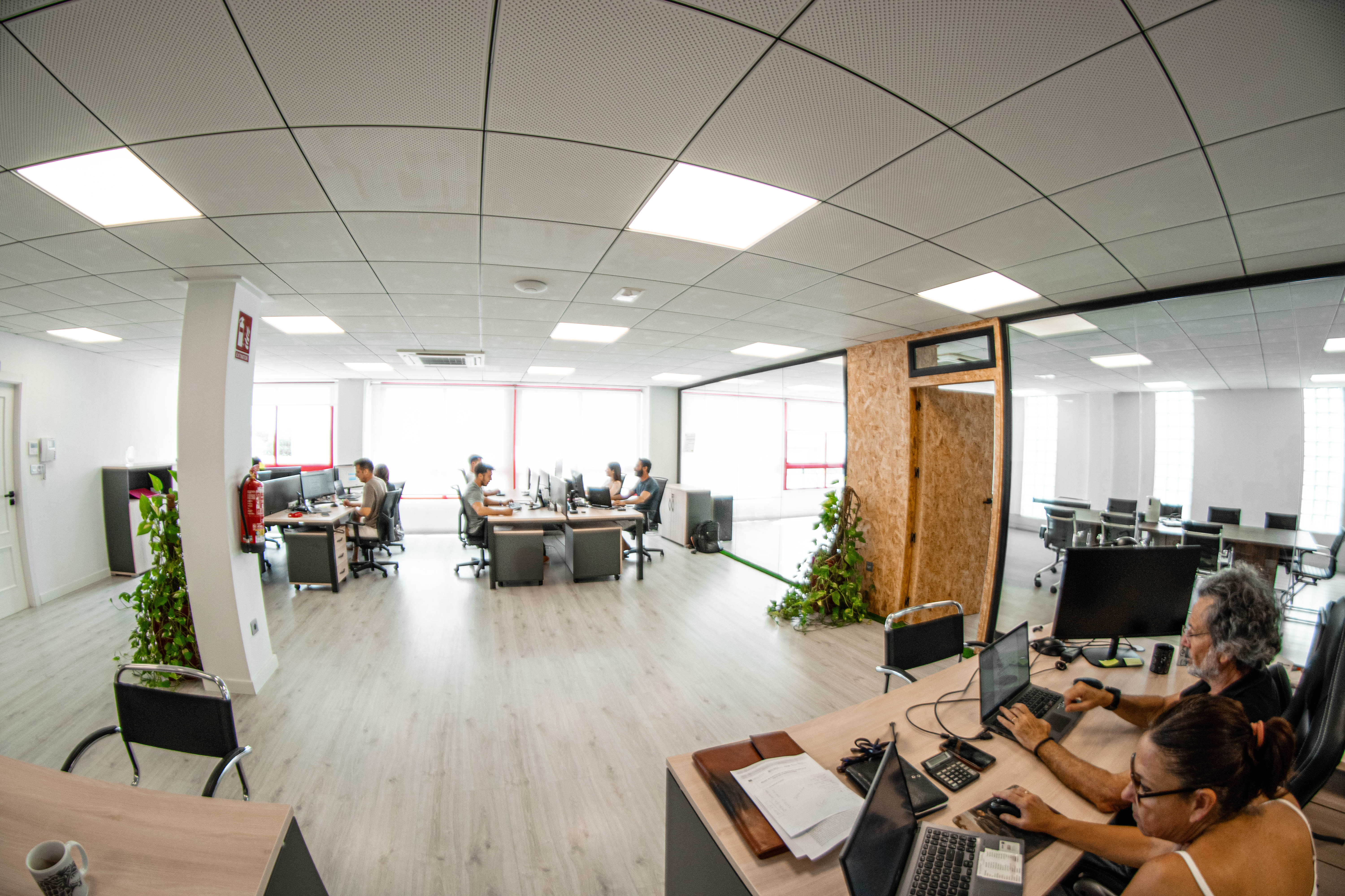 Equipo de Ofertatucasa en la oficina